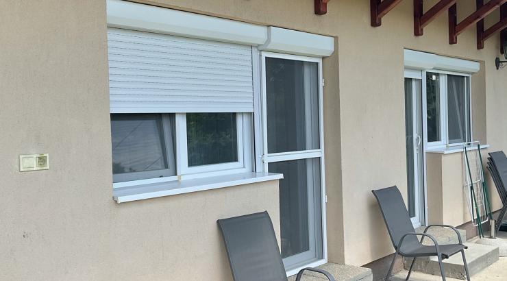 redőny az ablakokon